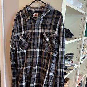 Levi's Black and Gray Casual Button Down Shirt with Classic Plaid Design